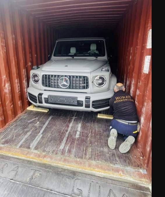 Luxury SUV container loading
